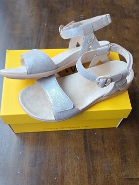 Strive Size 7 Women's NEW Leather Metallic Beige Ankle Strap Sandals